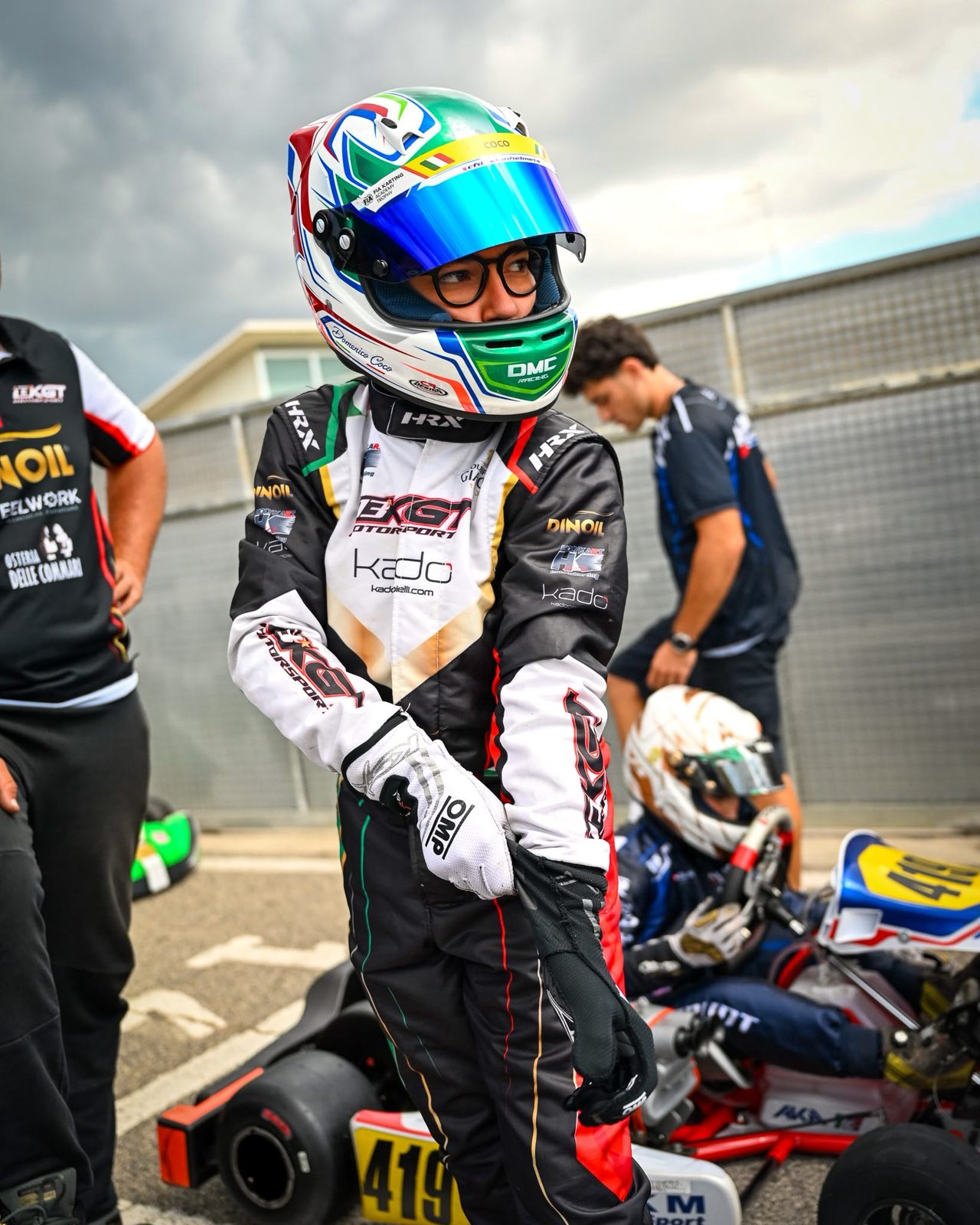 Tuta KGT, casco tricolore