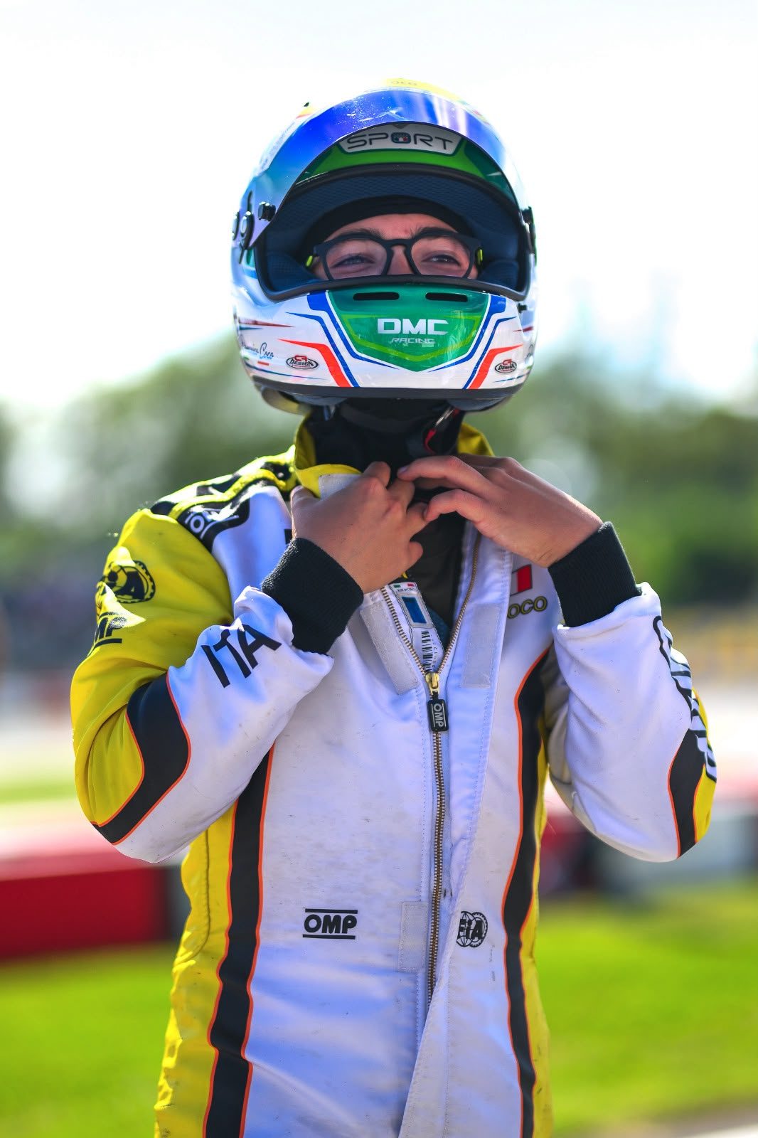 Casco allacciato, si va